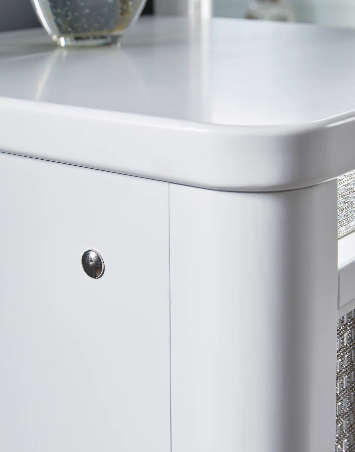 Vanity Set -with Bluetooth Mirror and storage Stool
- Ashley B822 Vanity - Image 9